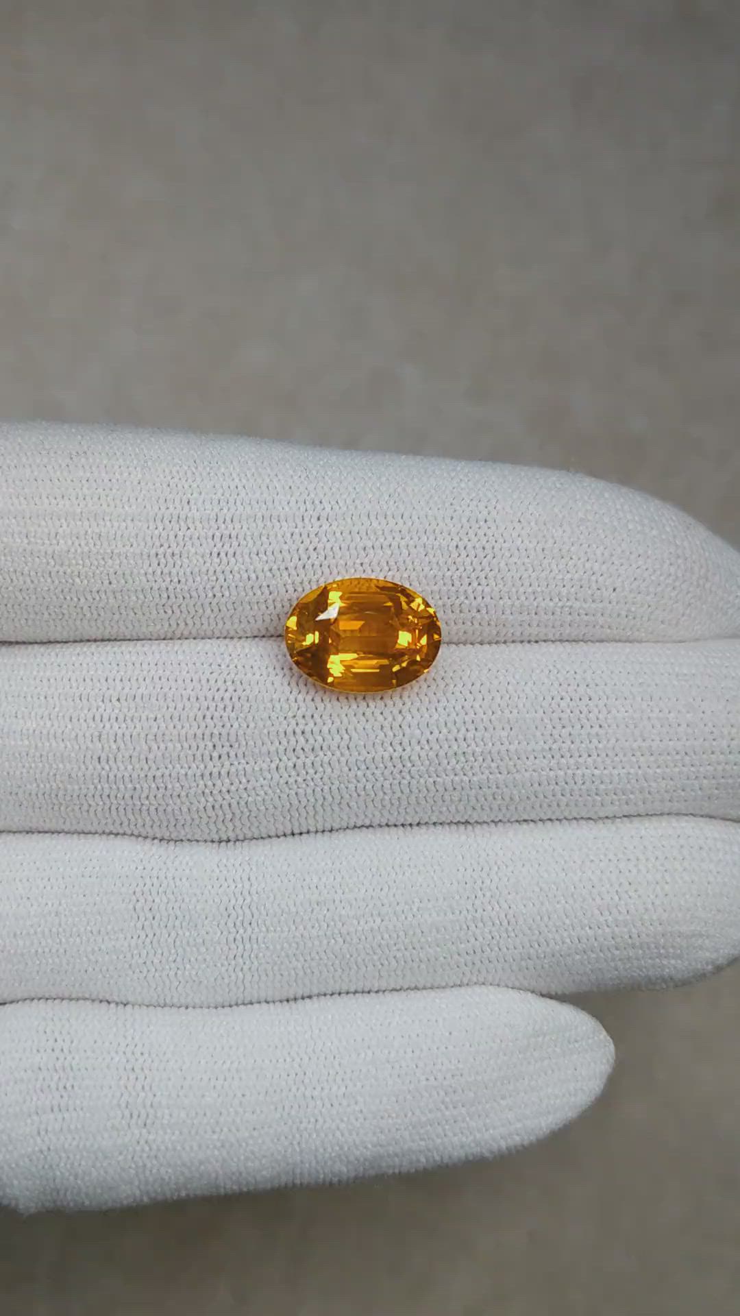 9.05 Ct. Yellowish Orange Sapphire from Ceylon (Sri Lanka) Size Video