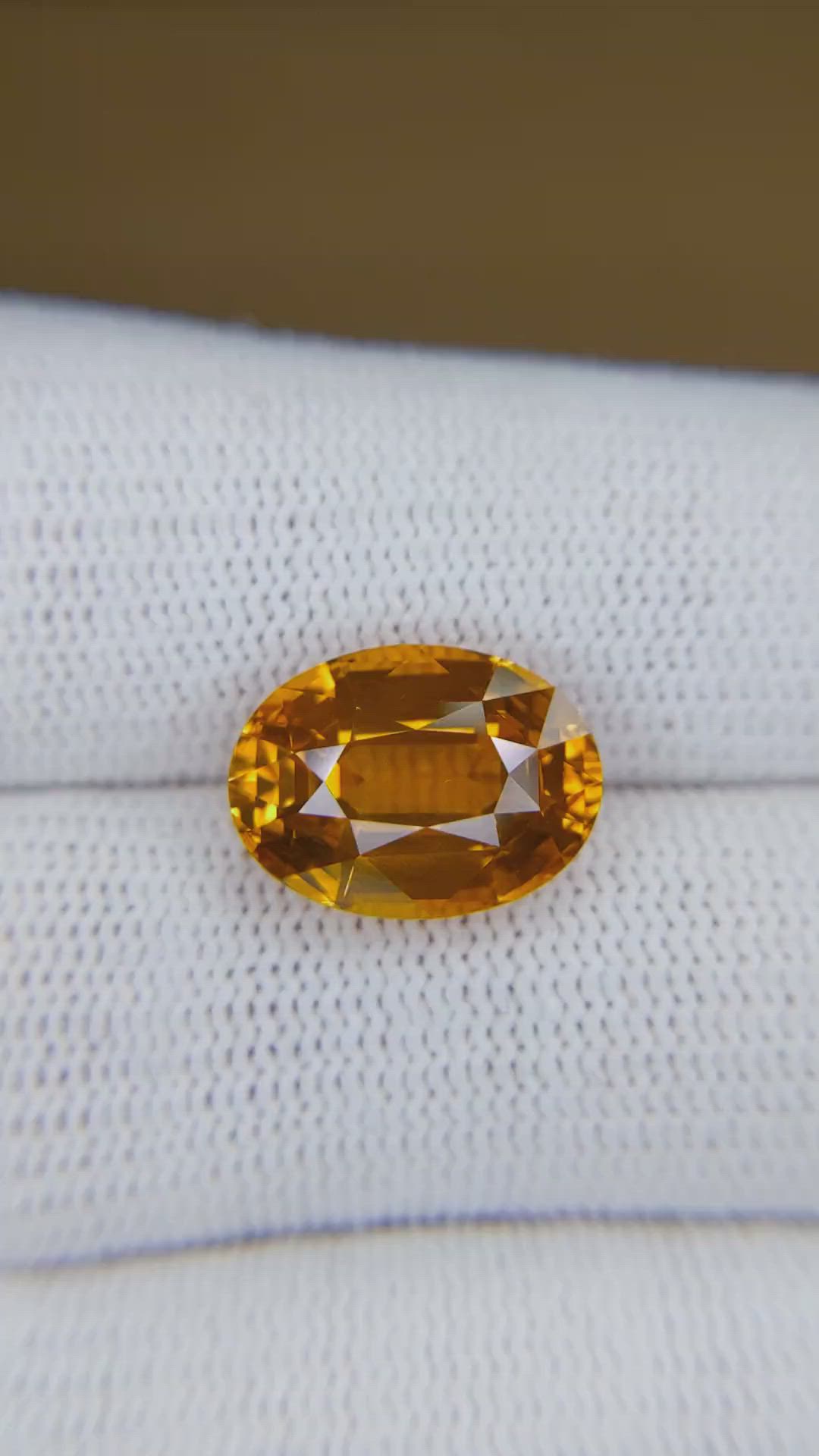9.05 Ct. Yellowish Orange Sapphire from Ceylon (Sri Lanka) Size Video