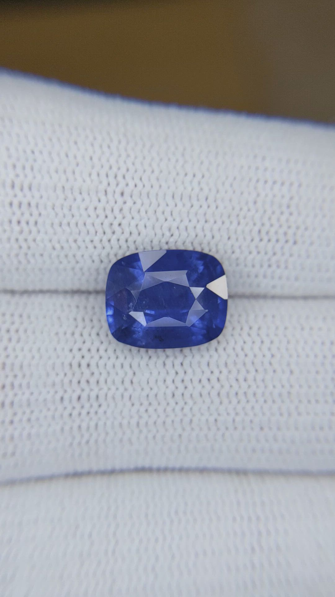 5.57 Ct. Blue Sapphire from Ceylon (Sri Lanka) Size Video