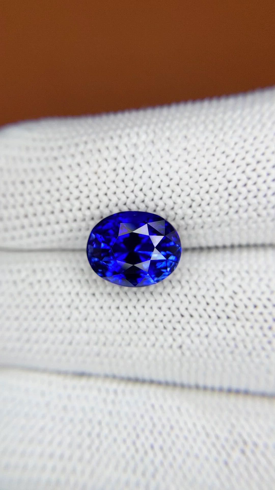 5.21 Ct. Blue Sapphire from Ceylon (Sri Lanka) Size Video