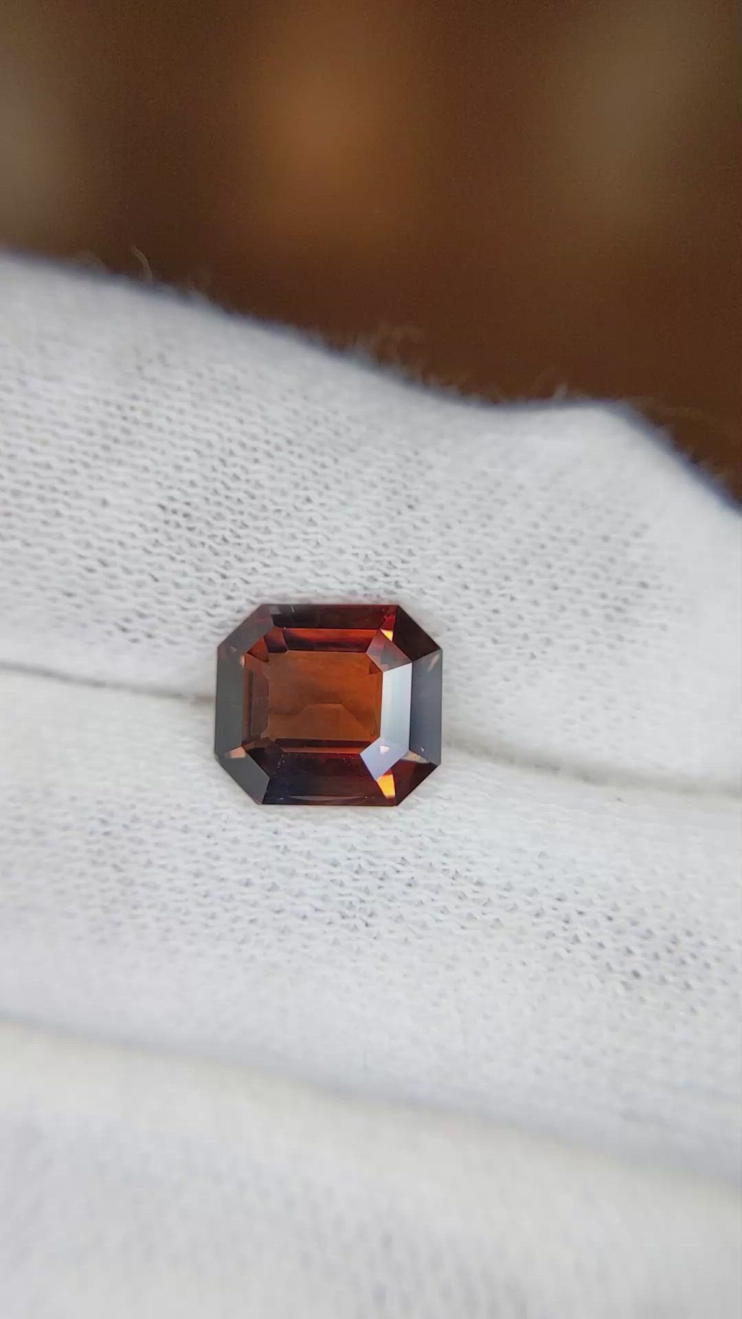 3.26 Ct. Bi Color Sapphire from Ceylon (Sri Lanka) Size Video