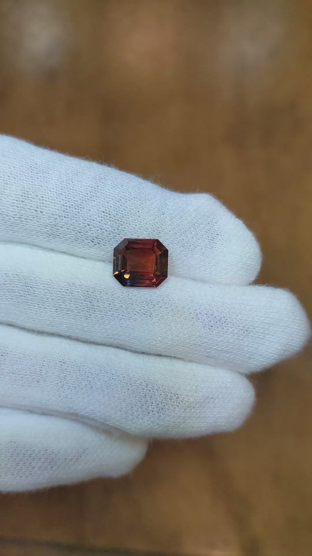 3.26 Ct. Bi Color Sapphire from Ceylon (Sri Lanka) Size Video