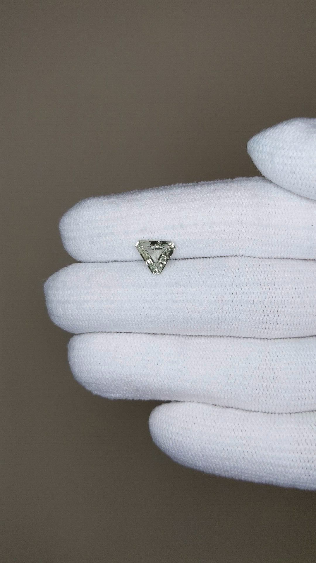 1.30 Ct. Yellowish Green Sapphire from Ceylon (Sri Lanka) Size Video