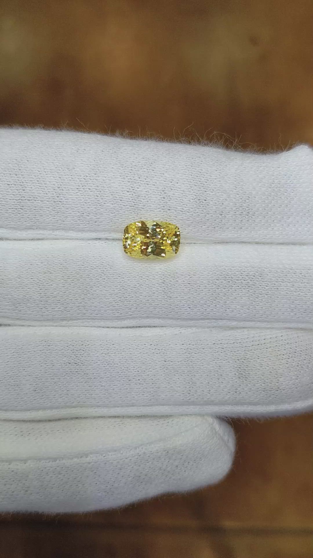 2.35 Ct. Sapphire from Ceylon (Sri Lanka) Size Video