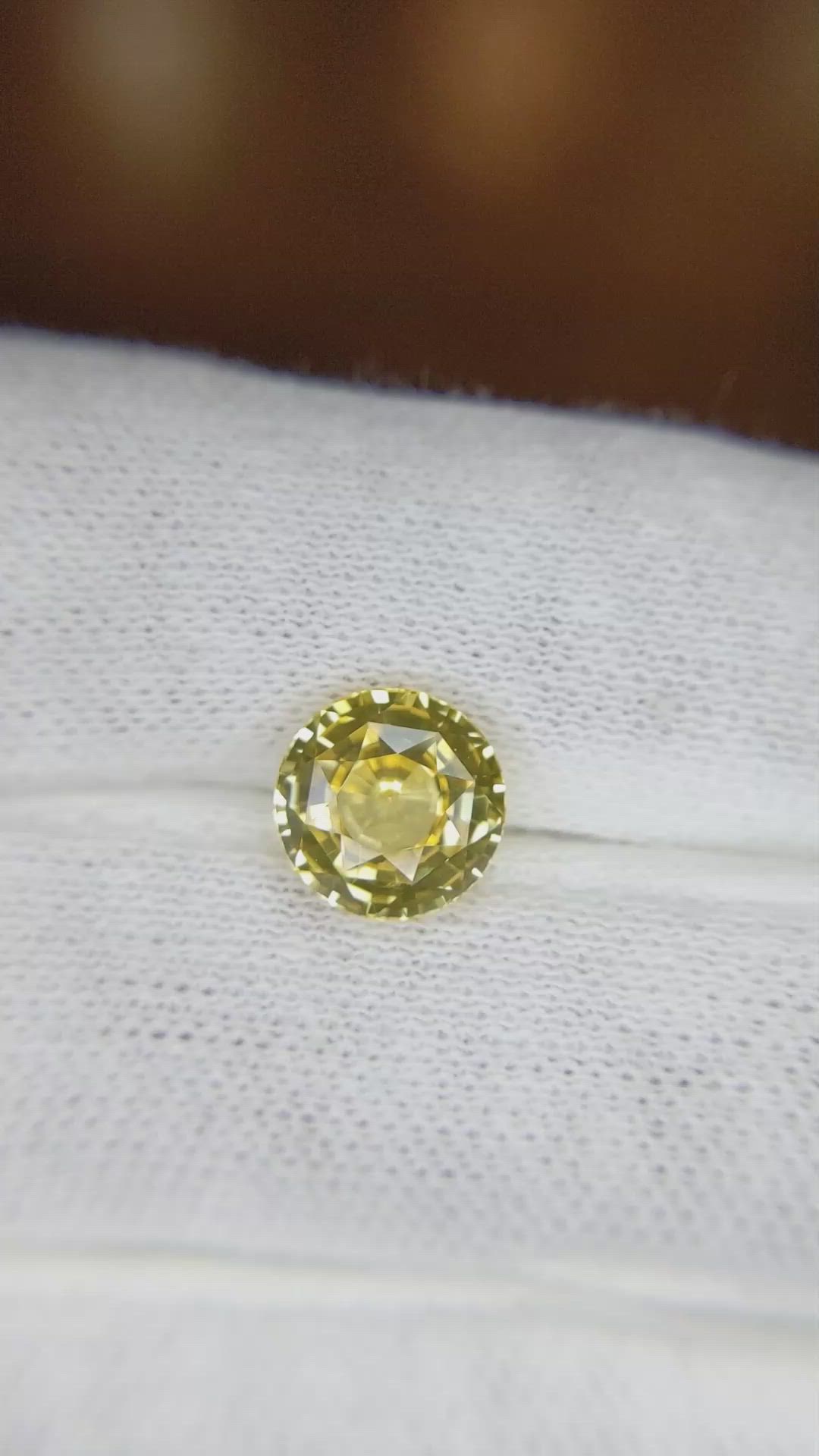 3.22 Ct. Yellow Sapphire from Ceylon (Sri Lanka) Size Video