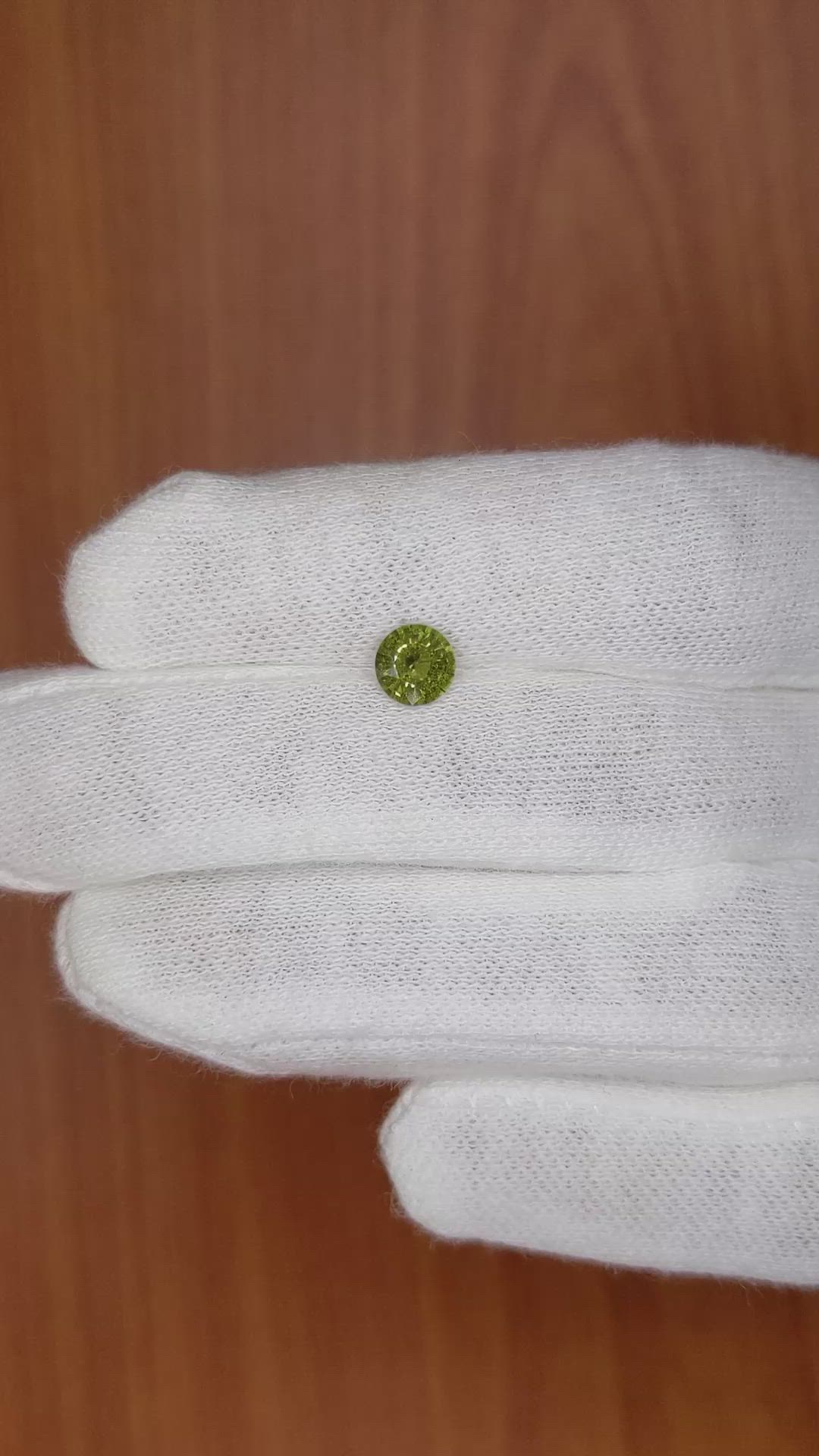 0.88 Ct. Yellowish Green Sapphire from Ceylon (Sri Lanka) Size Video