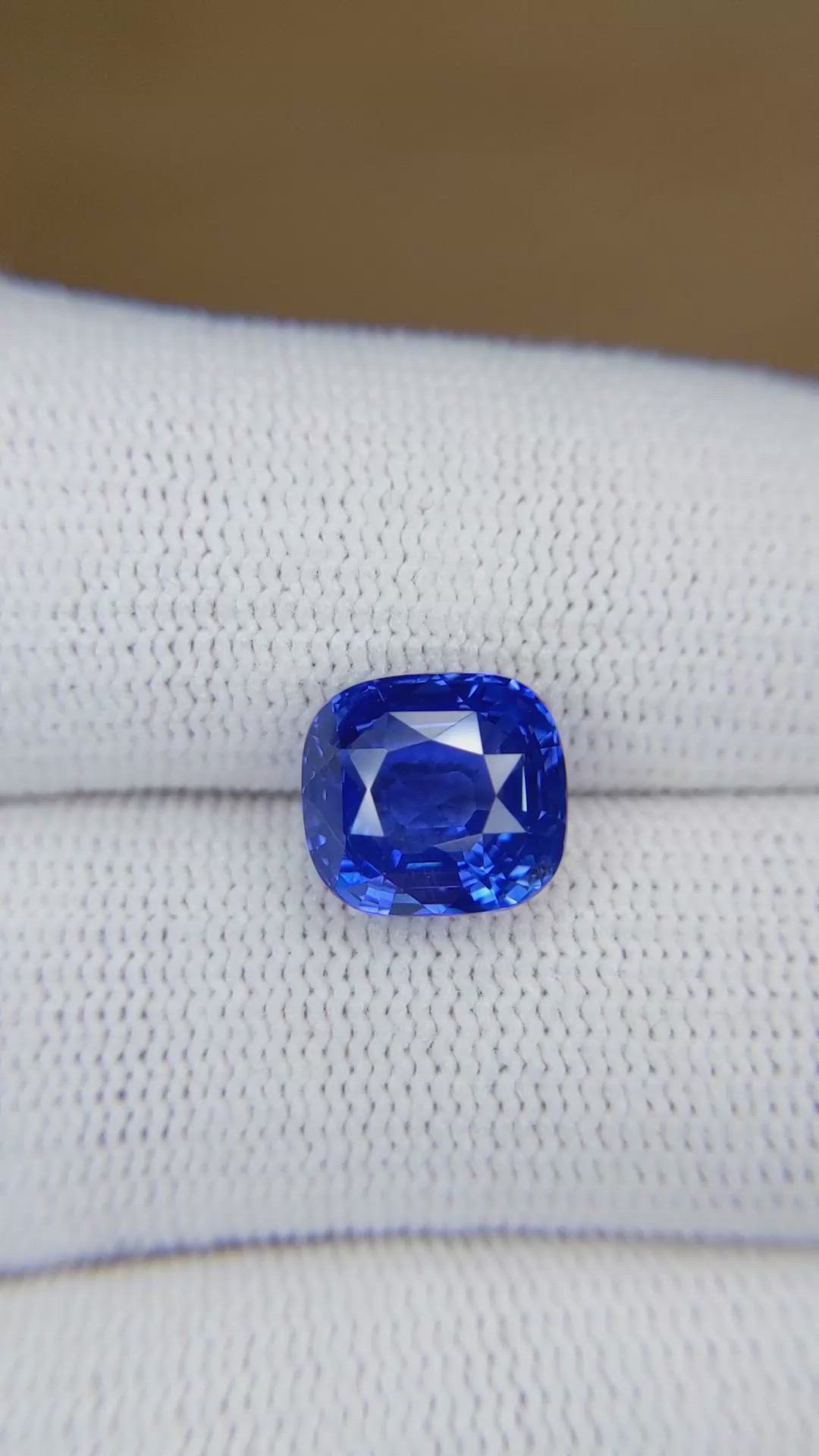 5.05 Ct. Blue Sapphire from Ceylon (Sri Lanka) Size Video