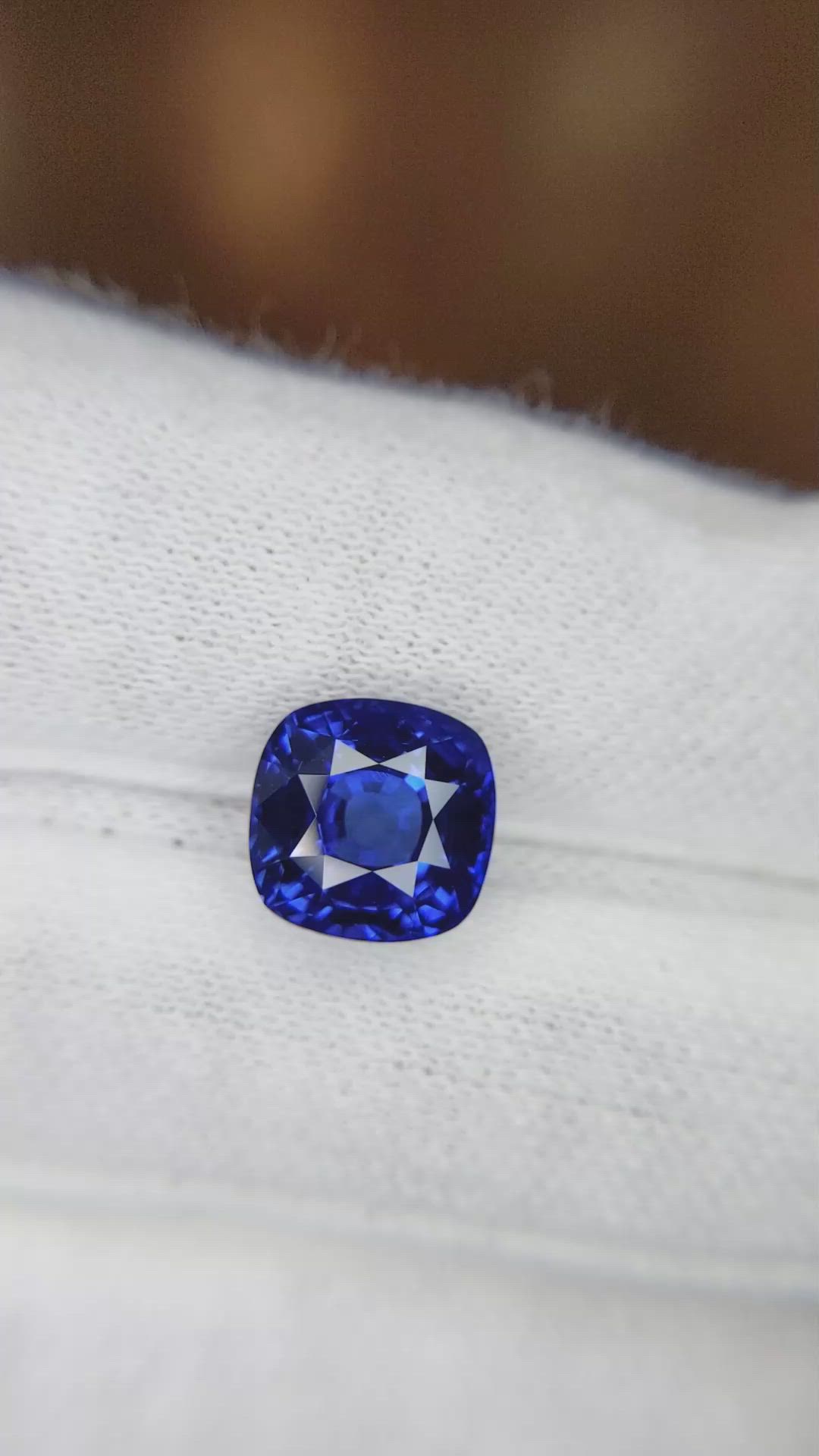 4.67 Ct. Blue Sapphire from Ceylon (Sri Lanka) Size Video