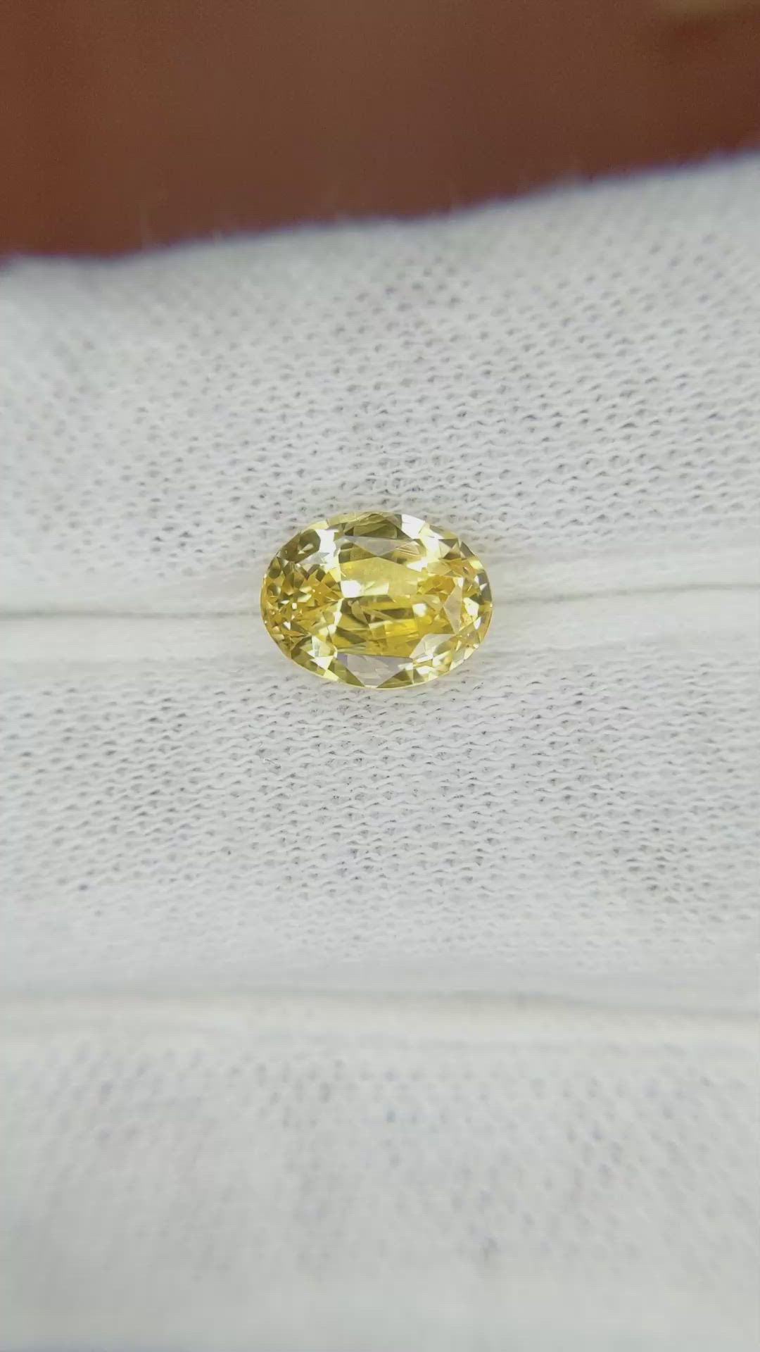 2.56 Ct. Yellow Sapphire from Ceylon (Sri Lanka) Size Video