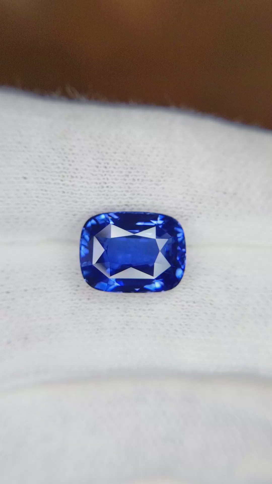 7.03 Ct. Blue Sapphire from Ceylon (Sri Lanka) Size Video