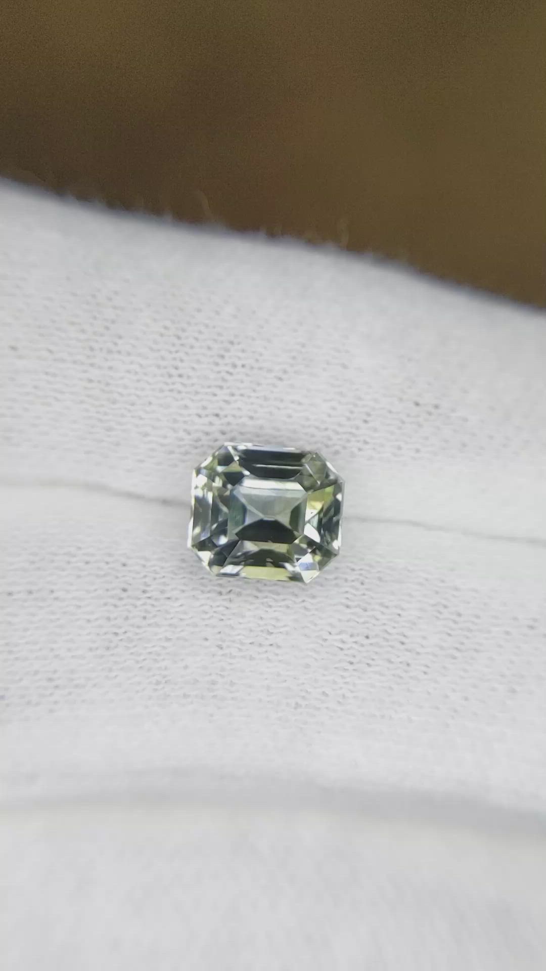 4.01 Ct. Bi Color Sapphire from Ceylon (Sri Lanka) Size Video