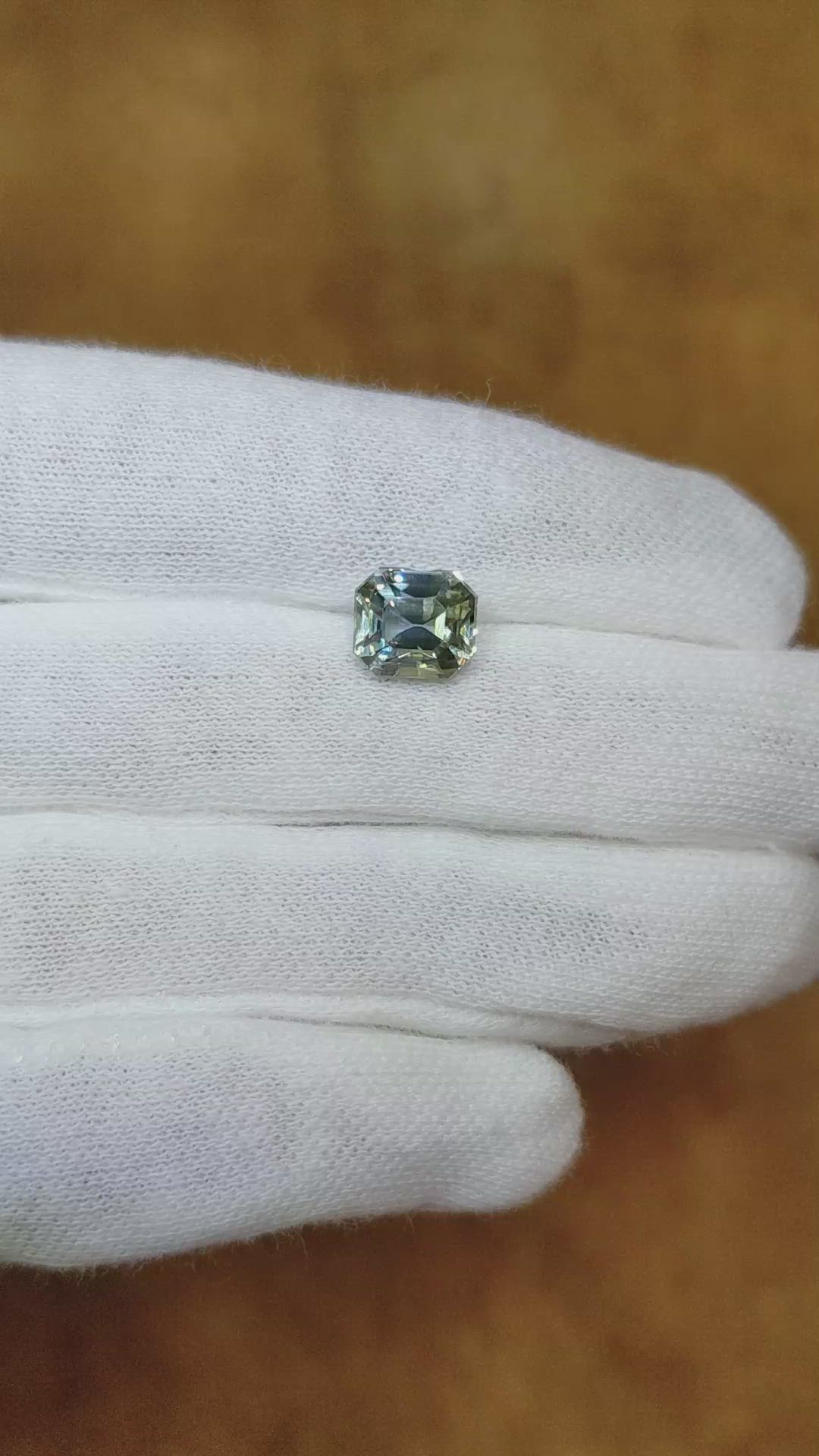 4.01 Ct. Bi Color Sapphire from Ceylon (Sri Lanka) Size Video