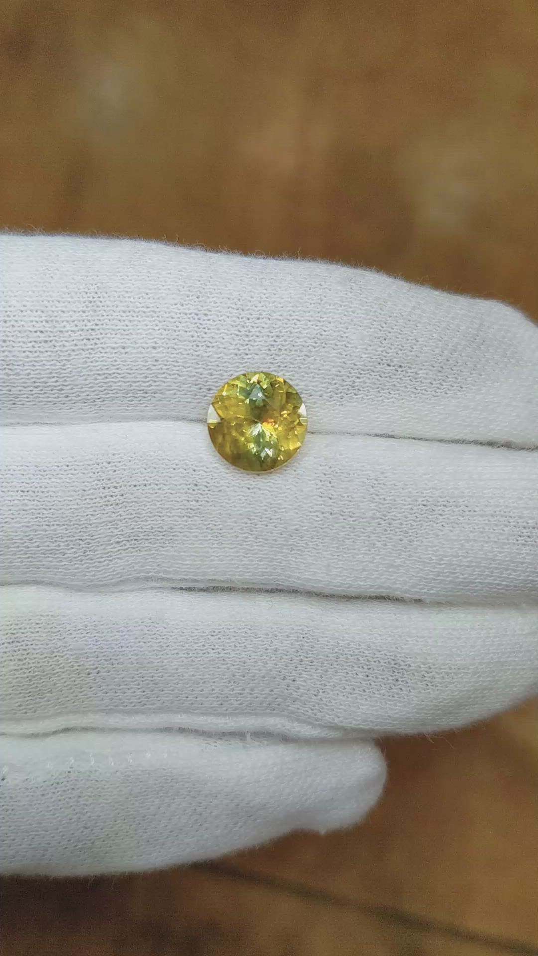3.70 Ct. Bi Color Sapphire from Ceylon (Sri Lanka) Size Video