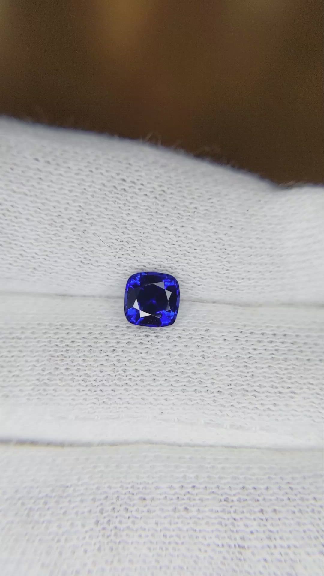 0.77 Ct. Sapphire from Ceylon (Sri Lanka) Size Video