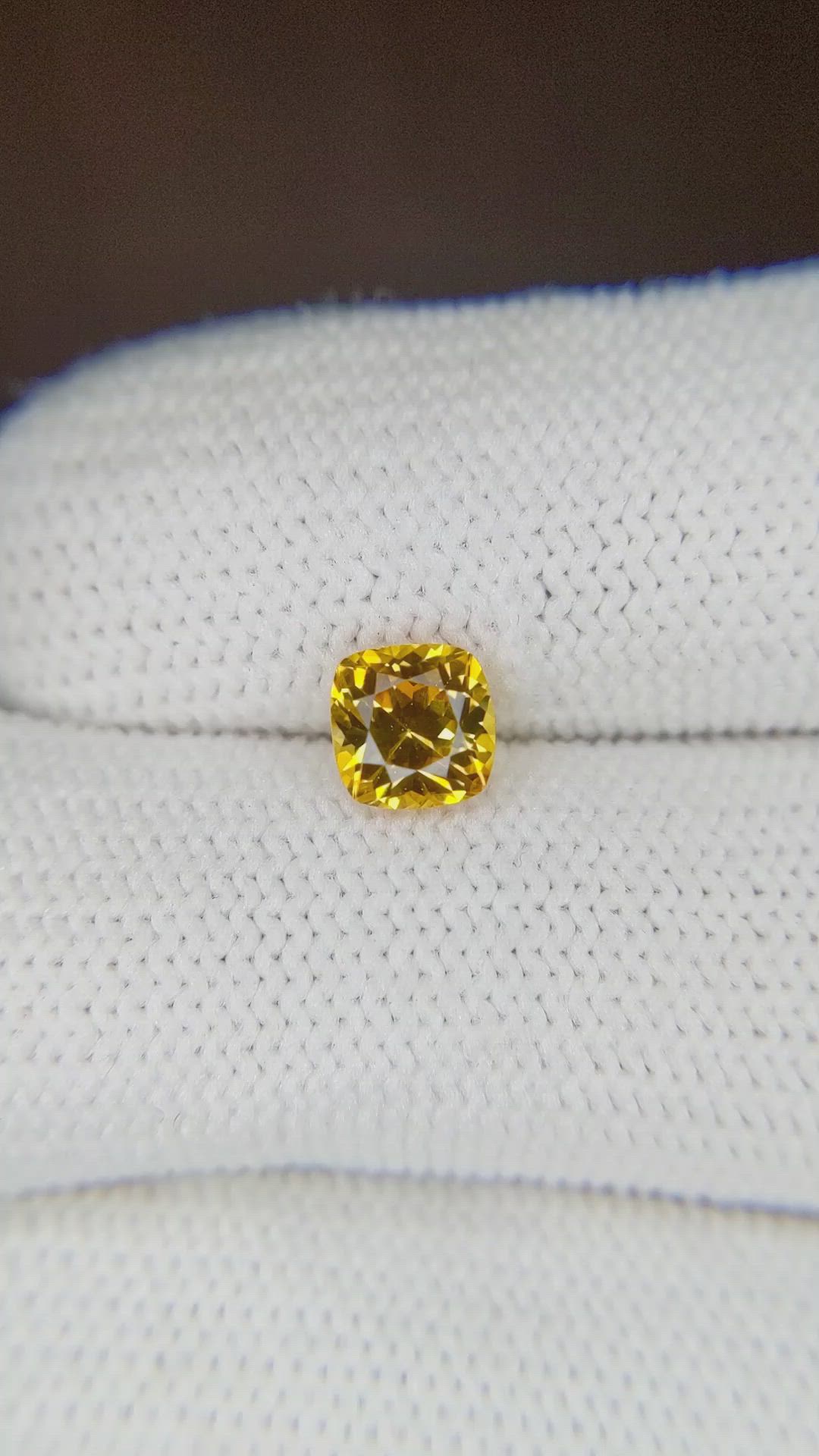 1.05 Ct. Yellowish Orange Sapphire from Ceylon (Sri Lanka) Size Video