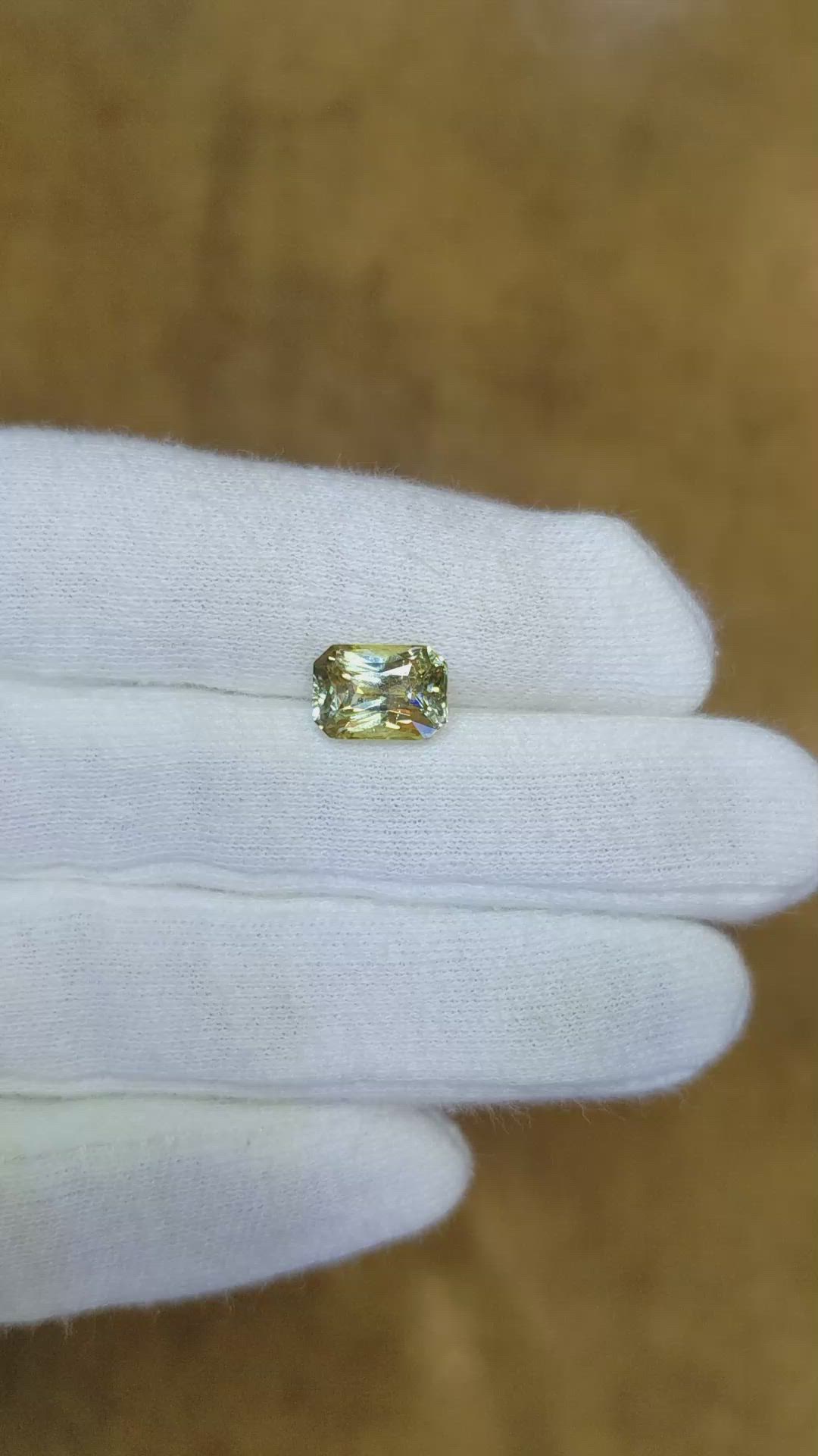 3.26 Ct. Bi Color Sapphire from Ceylon (Sri Lanka) Size Video