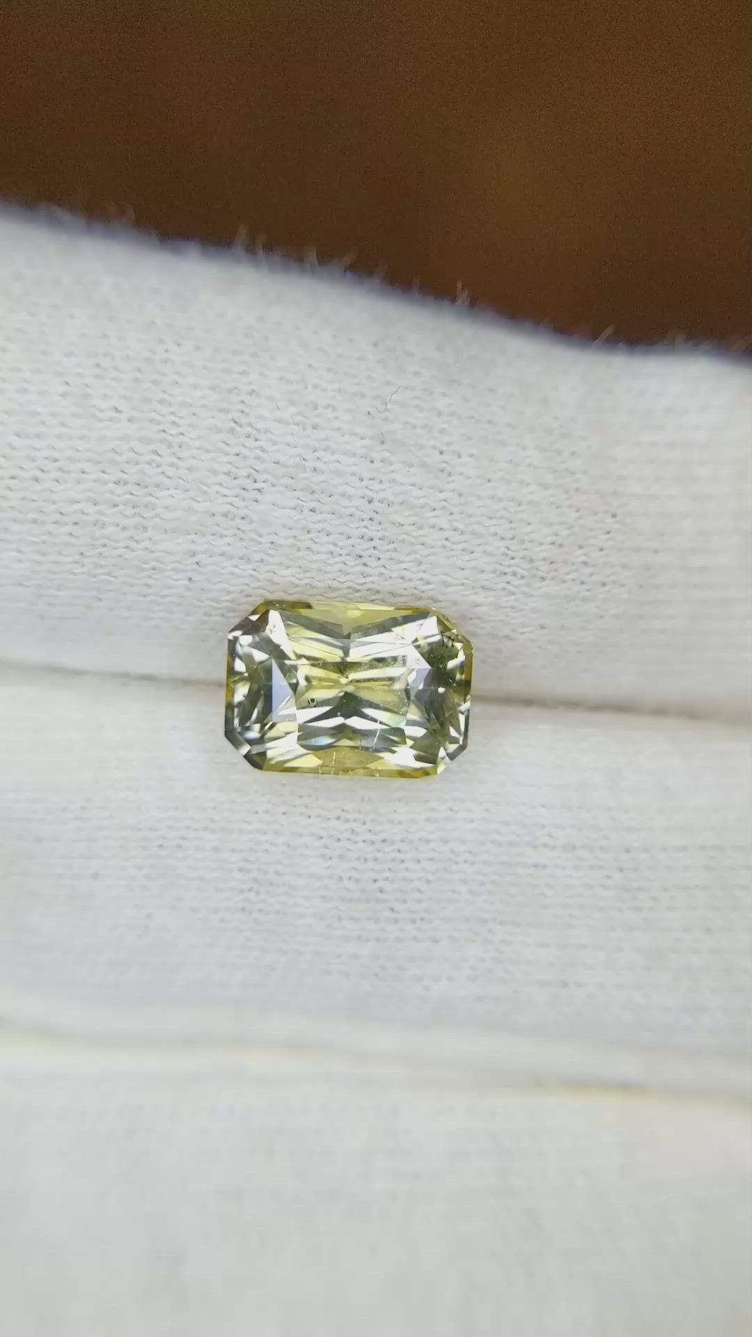 3.26 Ct. Bi Color Sapphire from Ceylon (Sri Lanka) Size Video