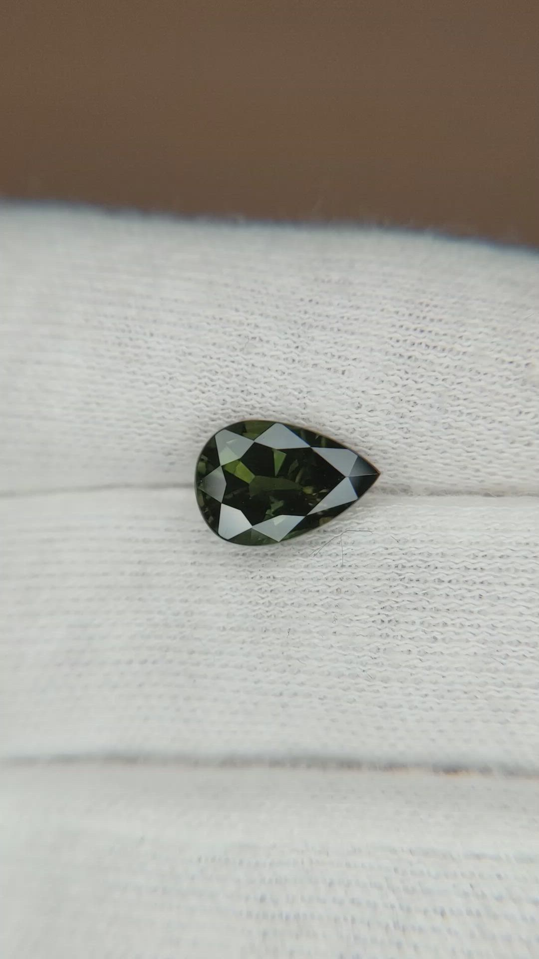 2.69 Ct. Yellowish Green Sapphire from Ceylon (Sri Lanka) Size Video