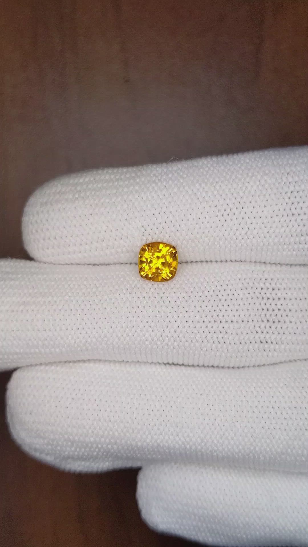 1.31 Ct. Yellowish Orange Sapphire from Ceylon (Sri Lanka) Size Video