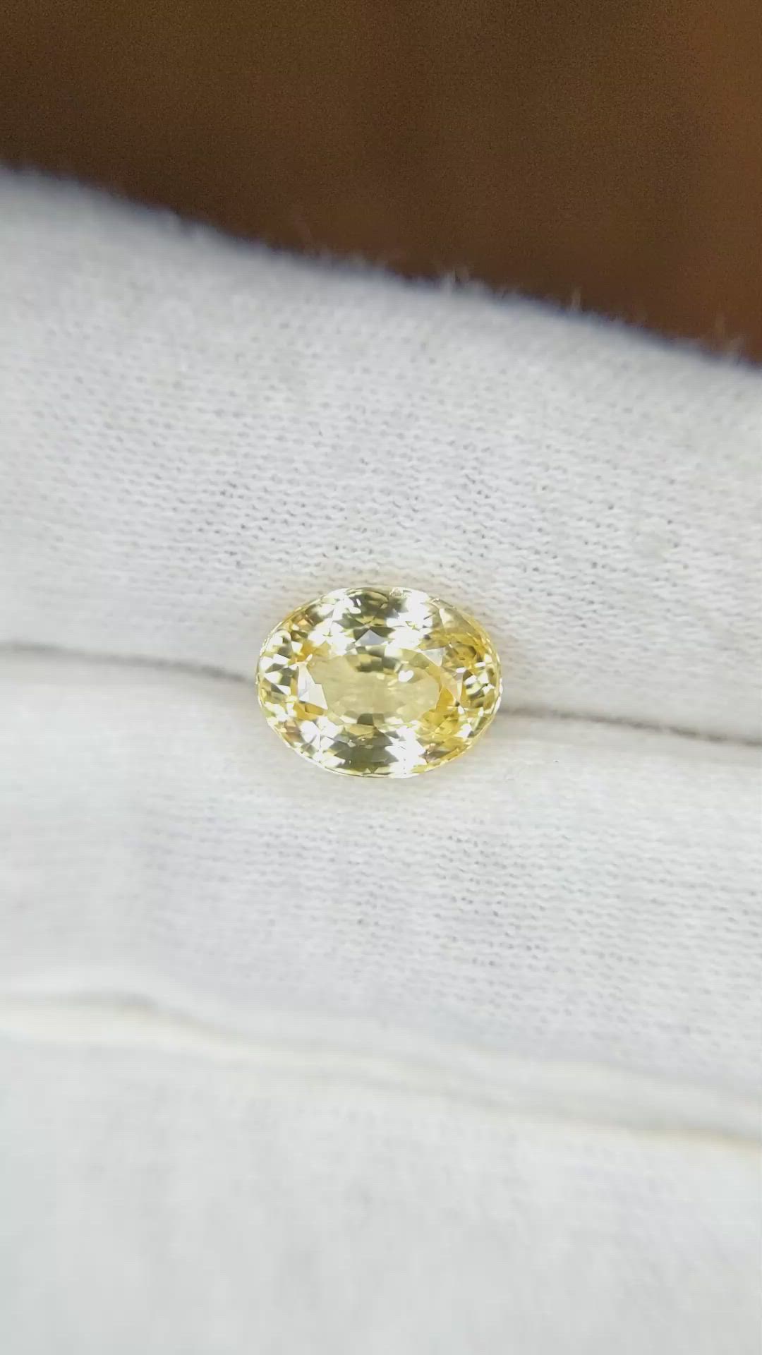 4.01 Ct. Yellow Sapphire from Ceylon (Sri Lanka) Size Video