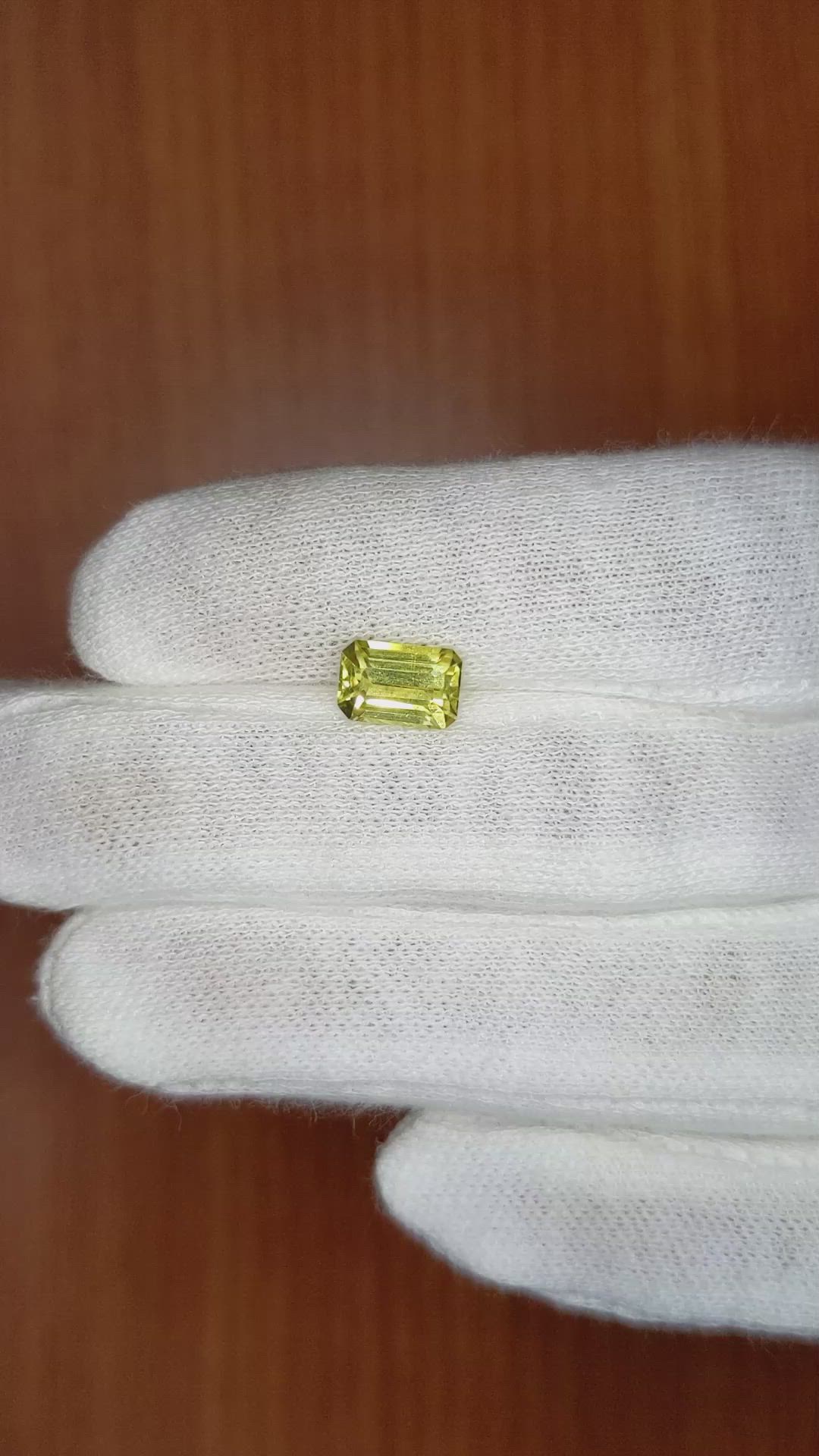 2.01 Ct. Greenish Yellow Sapphire from Ceylon (Sri Lanka) Size Video