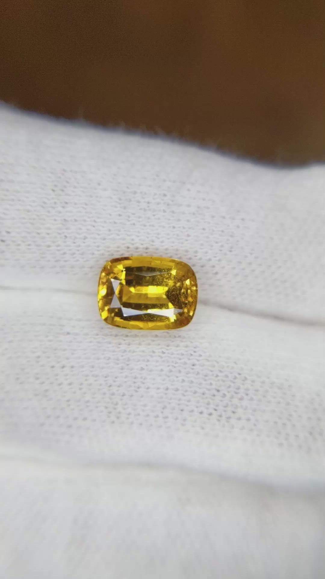 3.39 Ct. Yellowish Orange Sapphire from Ceylon (Sri Lanka) Size Video