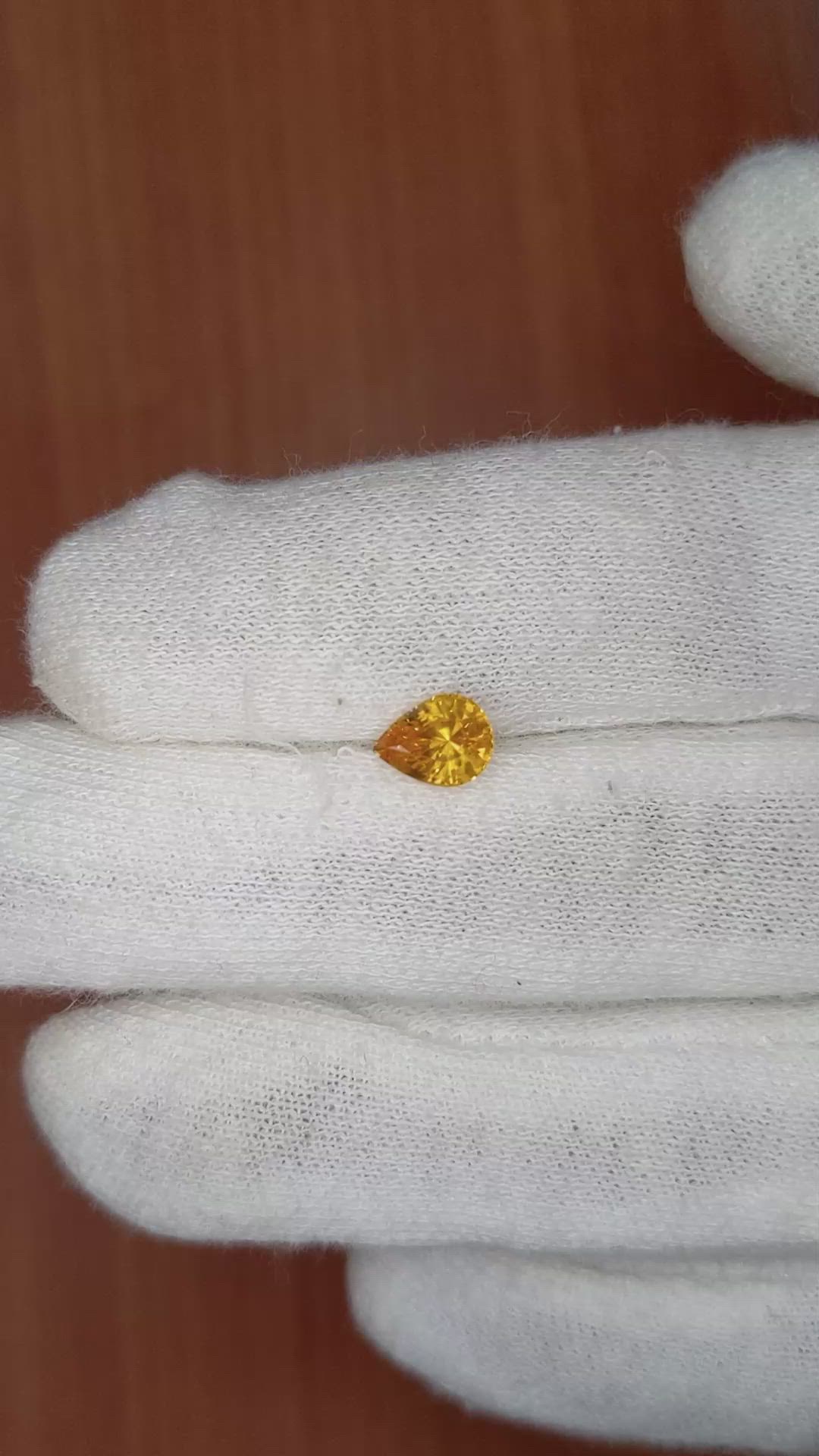 0.98 Ct. Yellowish Orange Sapphire from Ceylon (Sri Lanka) Size Video