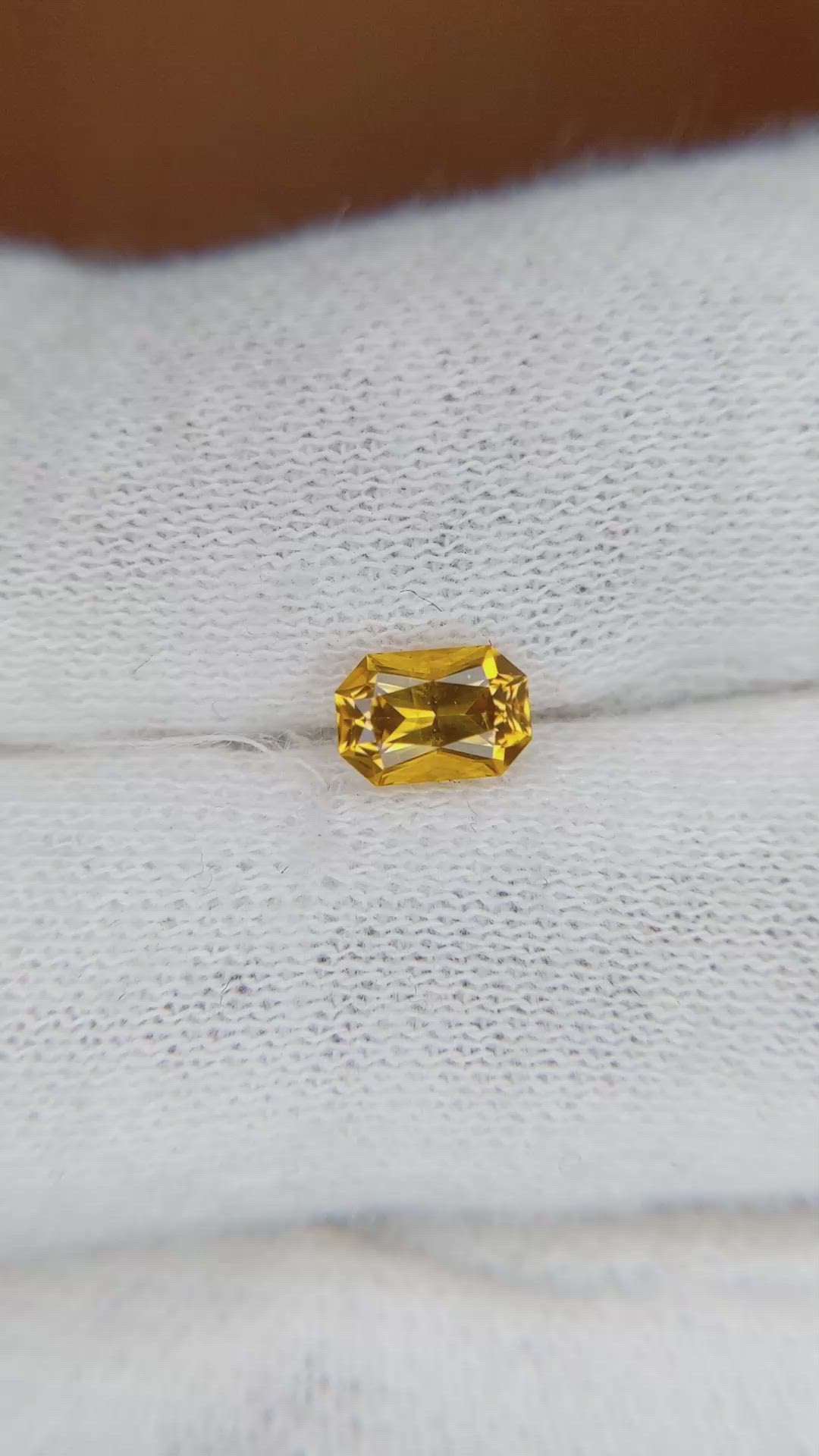0.71 Ct. Yellowish Orange Sapphire from Ceylon (Sri Lanka) Size Video