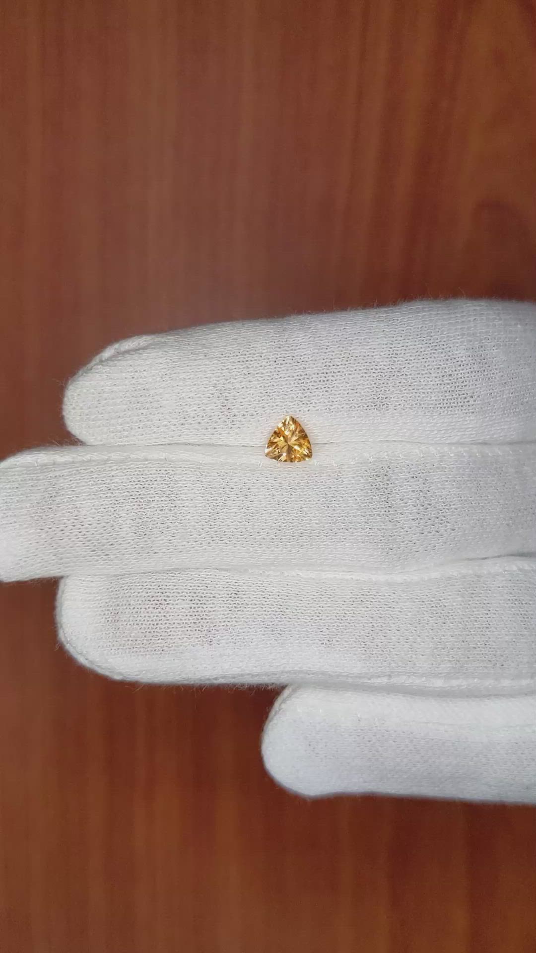 0.67 Ct. Yellowish Orange Sapphire from Ceylon (Sri Lanka) Size Video